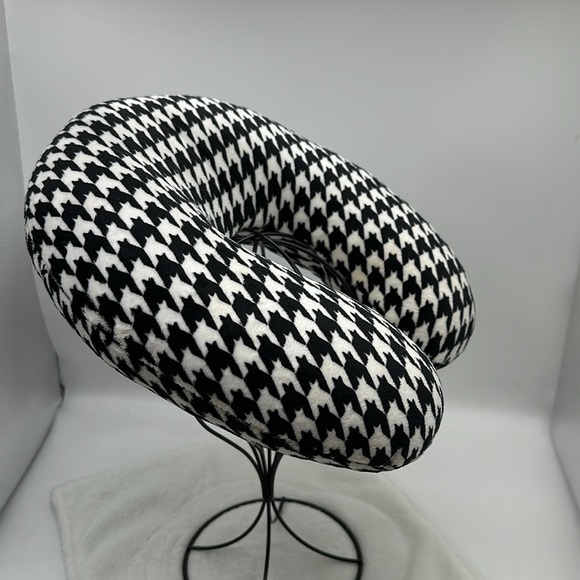 Houndstooth Patterned Travel Pillow Neck Rest - Picture 3 of 9